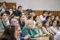 Граждане нуждаются в качественных и доступных медицинских услугах, а медицинскому персоналу должны быть обеспечены надёжные социальные гарантии.